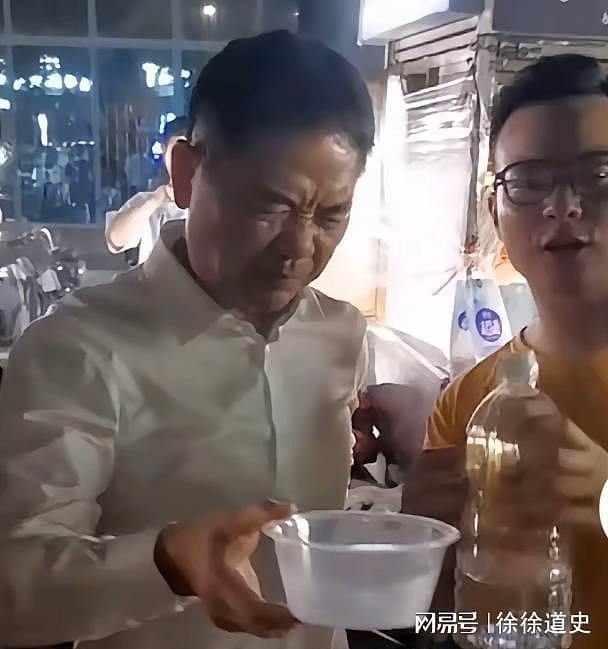刘强东3000万年货发放现场，小朋友在东哥家门前舞龙迎接（组图） - 16