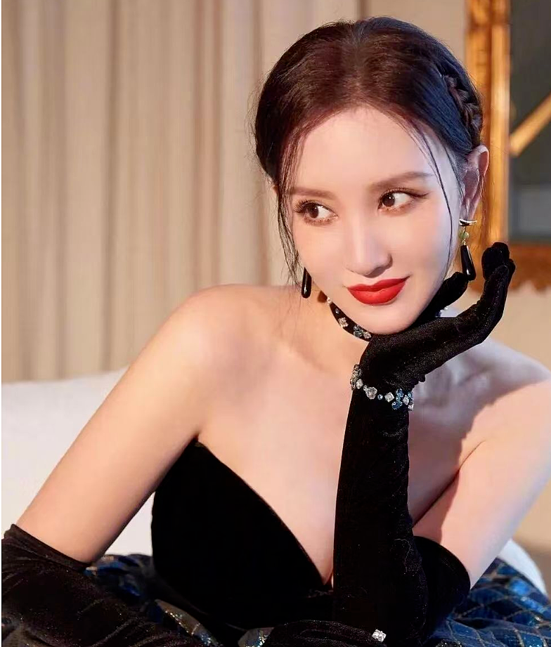 【美女】张萌的“泳装照”，身材有多辣？网友惊叹：这44岁的身材（组图） - 4