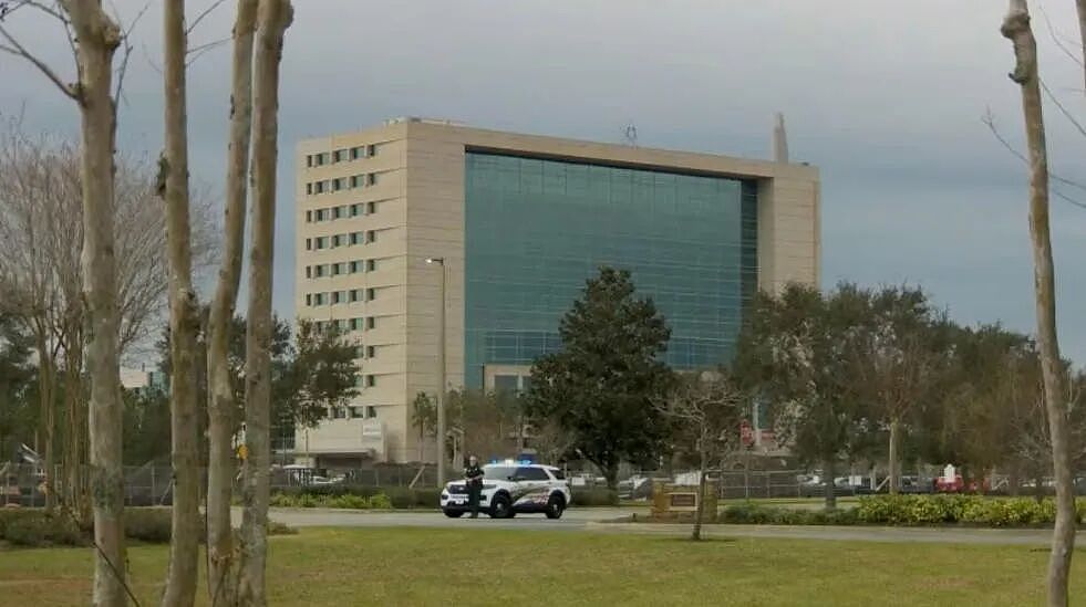 79岁老奶奶在病房一枪崩了自己老伴... 被警察包围她却说:我不后悔!(组图) - 1