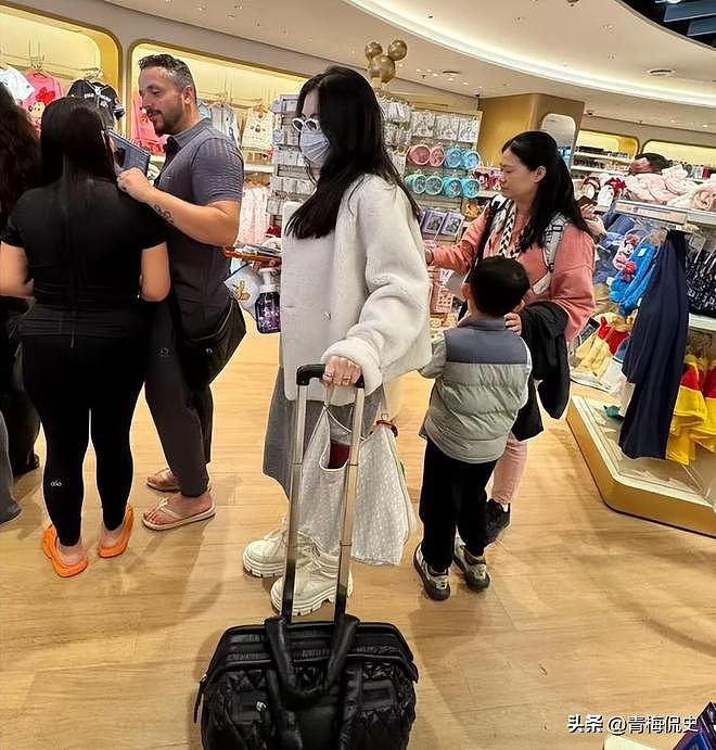 张柏芝带小儿子现身机场!戴大金镯很阔气,小儿子背影很乖巧(组图) - 7