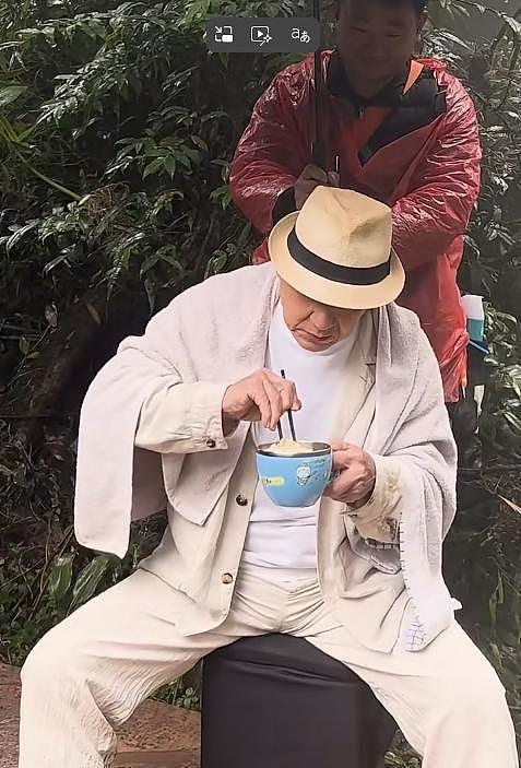 成龙入驻小红书，怼脸近照没有老年斑，嘟嘴闭眼卖萌，十足老顽童（组图） - 6