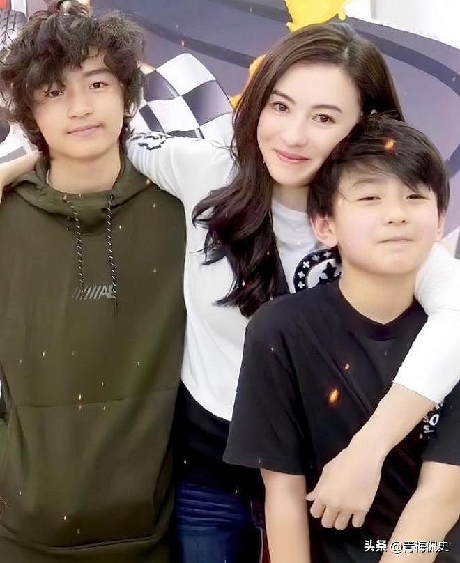 张柏芝带小儿子现身机场!戴大金镯很阔气,小儿子背影很乖巧(组图) - 9