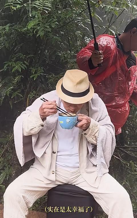 成龙入驻小红书，怼脸近照没有老年斑，嘟嘴闭眼卖萌，十足老顽童（组图） - 7