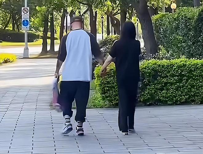 具俊晔最新动态:跪在大S墓前掩面哭泣,亲吻墓碑不愿离开(组图) - 24