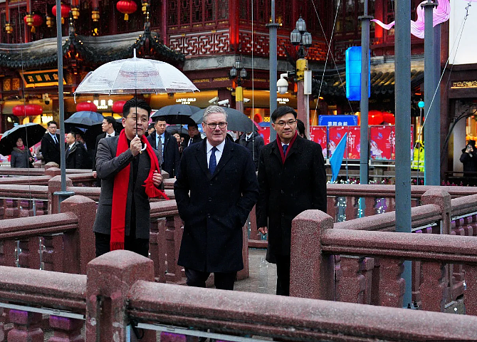 英首相上海雨中漫步！逛豫园、买蝴蝶酥，释放了哪些重大信号？（组图） - 1