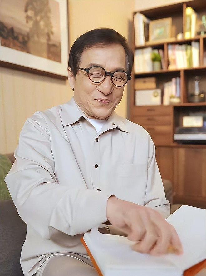 成龙入驻小红书，怼脸近照没有老年斑，嘟嘴闭眼卖萌，十足老顽童（组图） - 4
