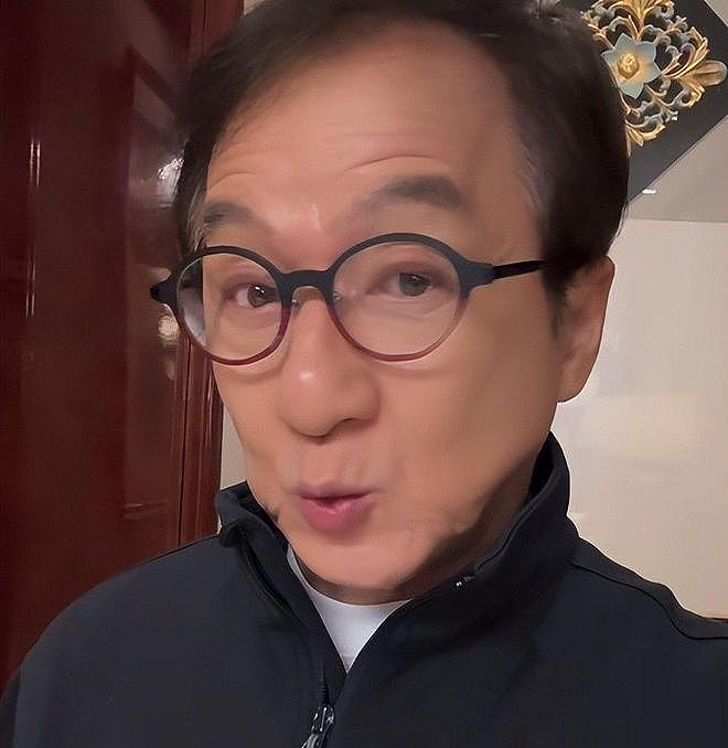 成龙入驻小红书，怼脸近照没有老年斑，嘟嘴闭眼卖萌，十足老顽童（组图） - 13