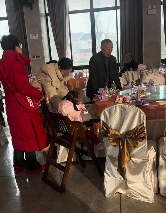 林允爸爸妈妈喝喜酒被偶遇，看起来很朴实，带着一个可爱的小女孩（组图） - 14