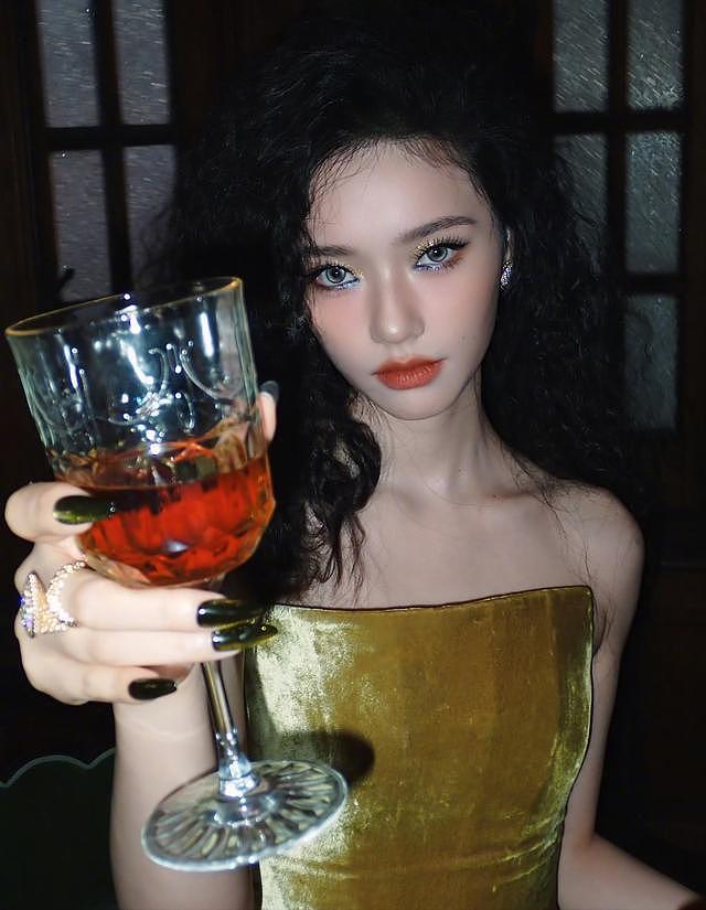 林允爸爸妈妈喝喜酒被偶遇，看起来很朴实，带着一个可爱的小女孩（组图） - 4