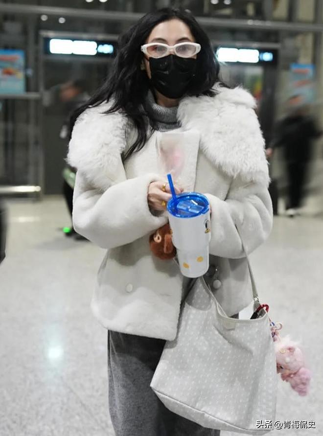 张柏芝带小儿子现身机场!戴大金镯很阔气,小儿子背影很乖巧(组图) - 4