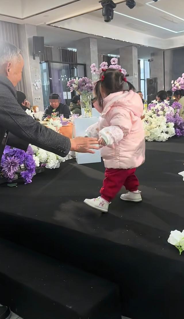 林允爸爸妈妈喝喜酒被偶遇，看起来很朴实，带着一个可爱的小女孩（组图） - 17