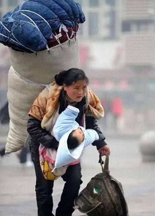 怀中孩子已离世 “春运母亲”如今过的怎样(组图) - 1
