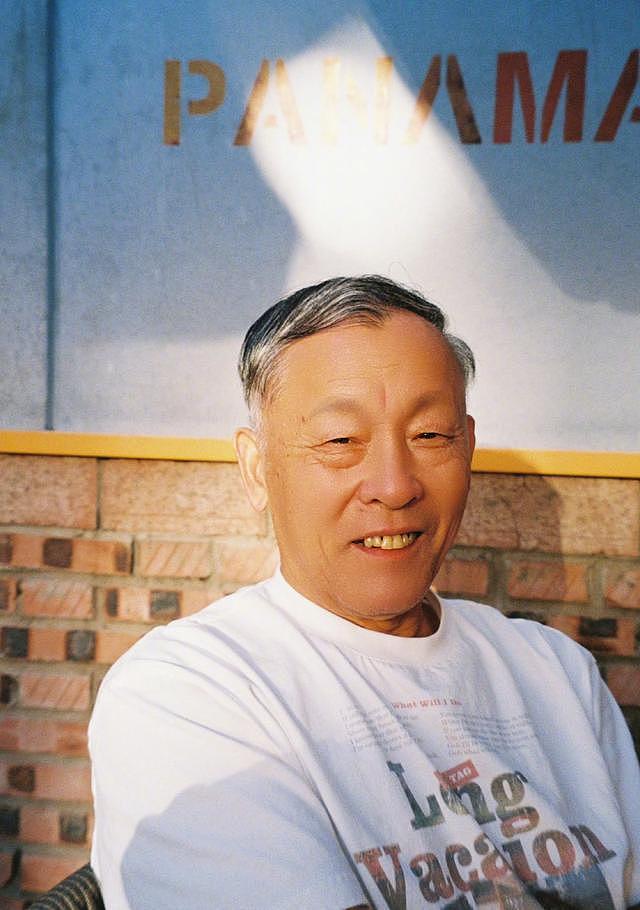 林允爸爸妈妈喝喜酒被偶遇，看起来很朴实，带着一个可爱的小女孩（组图） - 10