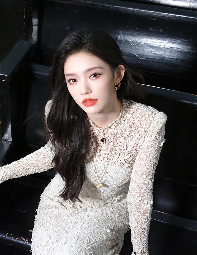 林允爸爸妈妈喝喜酒被偶遇，看起来很朴实，带着一个可爱的小女孩（组图） - 5