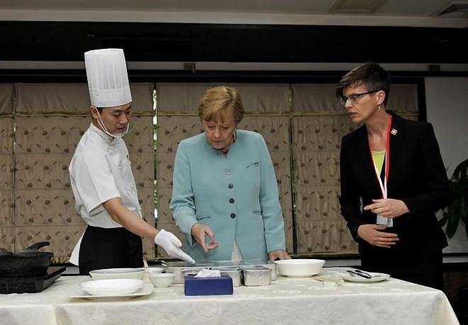 斯塔默筷子夹云南菜、普京做煎饼果子、默克尔炫宫保鸡丁、卡梅伦鸳鸯锅只吃红汤……这份外国政要菜单看饿了（组图） - 3