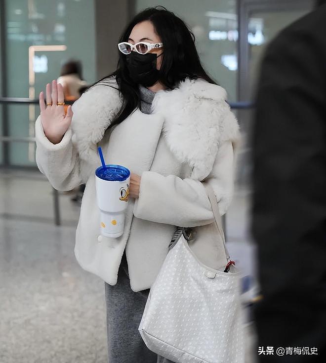 张柏芝带小儿子现身机场!戴大金镯很阔气,小儿子背影很乖巧(组图) - 3