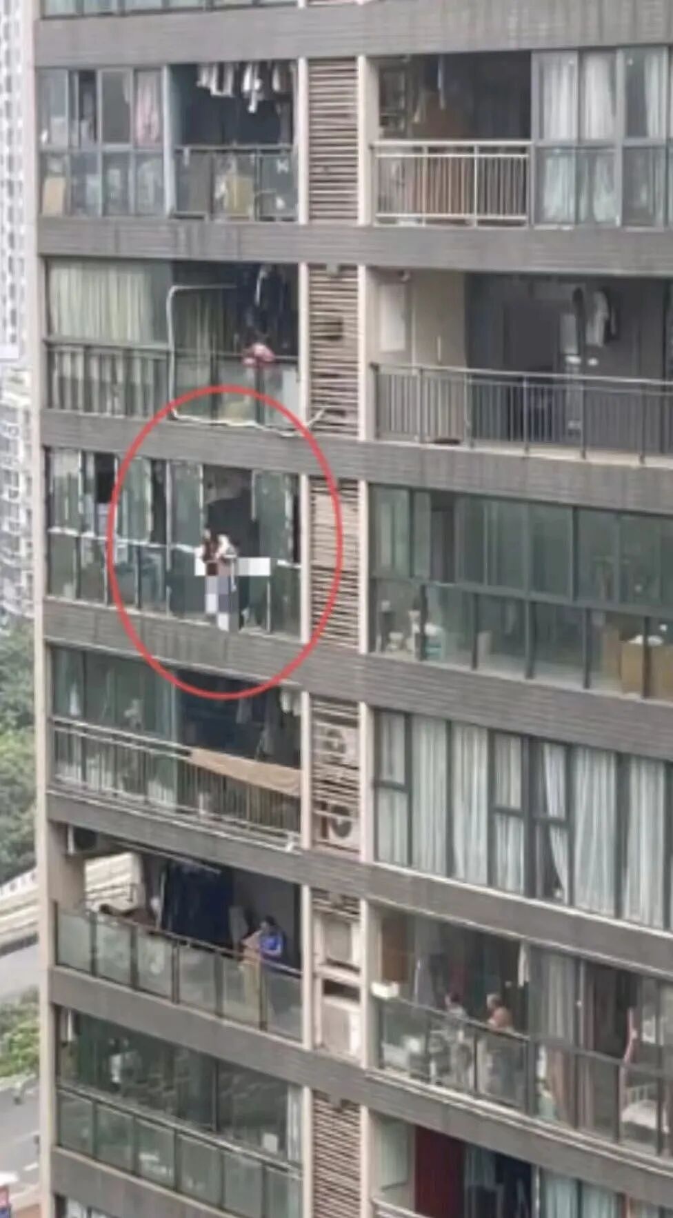 视频拍下重庆3岁孩子被妈妈从22楼扔下!惨剧背后原因让人愤怒…(组图) - 3
