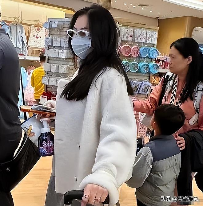 张柏芝带小儿子现身机场!戴大金镯很阔气,小儿子背影很乖巧(组图) - 17