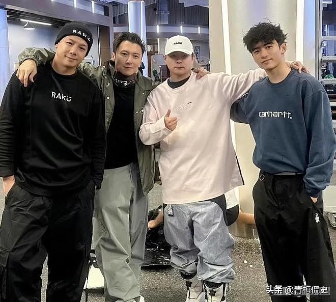 张柏芝带小儿子现身机场!戴大金镯很阔气,小儿子背影很乖巧(组图) - 8