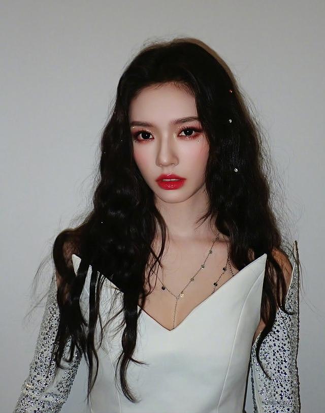 林允爸爸妈妈喝喜酒被偶遇，看起来很朴实，带着一个可爱的小女孩（组图） - 1