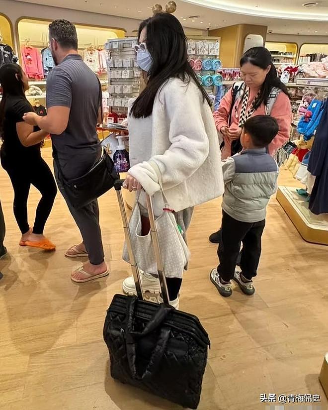 张柏芝带小儿子现身机场!戴大金镯很阔气,小儿子背影很乖巧(组图) - 6