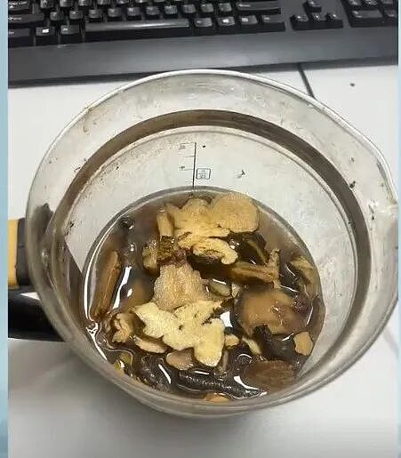 35岁男子喝自己泡制的中药汤，不幸中毒身亡，很多人都会做这件事，医生紧急提醒（组图） - 1