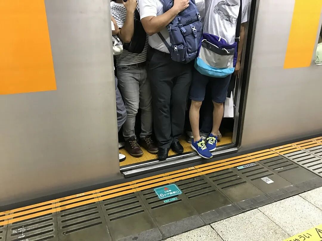 东京男性每6人就有1人搭电车被性骚扰，4成来自同性男人摸，4成来自女性（组图） - 1