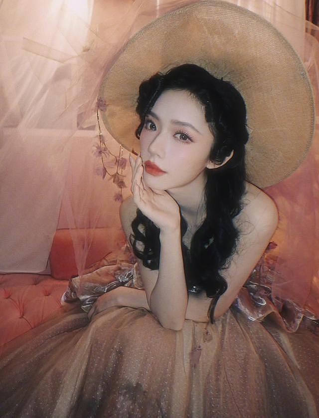 林允爸爸妈妈喝喜酒被偶遇，看起来很朴实，带着一个可爱的小女孩（组图） - 6