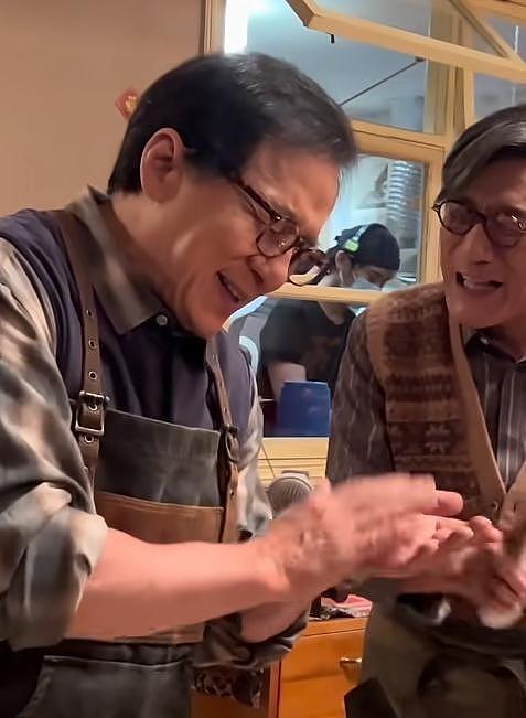成龙入驻小红书，怼脸近照没有老年斑，嘟嘴闭眼卖萌，十足老顽童（组图） - 12