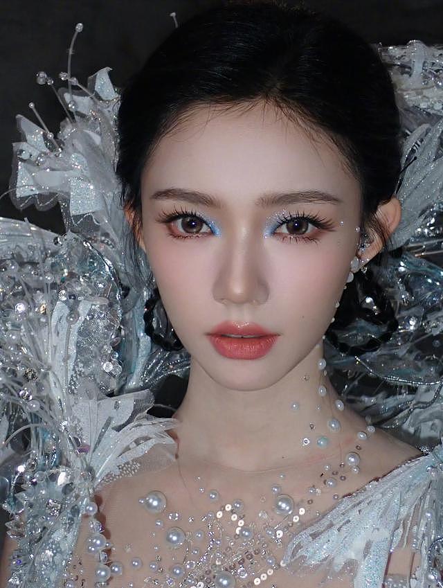 林允爸爸妈妈喝喜酒被偶遇，看起来很朴实，带着一个可爱的小女孩（组图） - 7