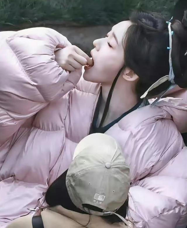 林允爸爸妈妈喝喜酒被偶遇，看起来很朴实，带着一个可爱的小女孩（组图） - 23