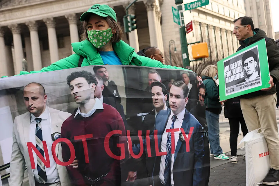老哥假扮特工勇闯监狱,要救枪杀美医保CEO杀手!门口扑街掉出烧烤叉和披萨刀…(组图) - 17