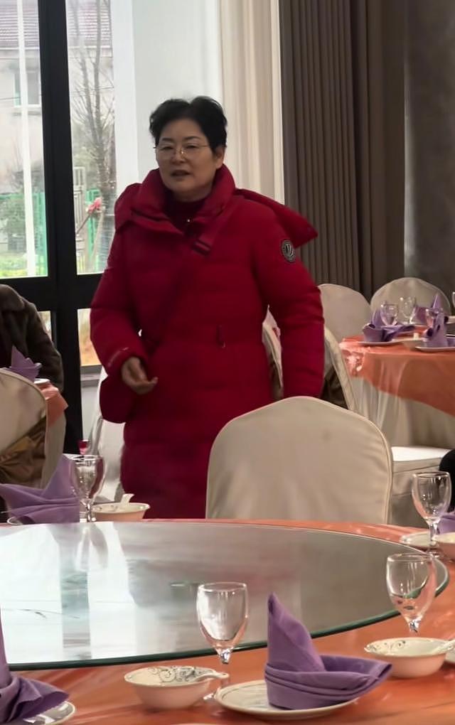 林允爸爸妈妈喝喜酒被偶遇，看起来很朴实，带着一个可爱的小女孩（组图） - 16