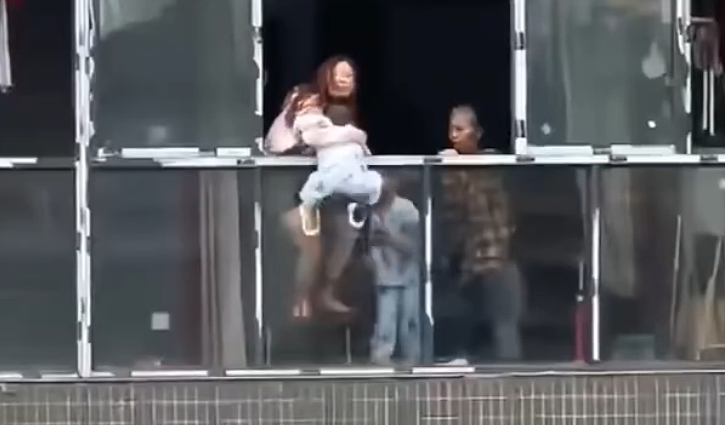 视频拍下重庆3岁孩子被妈妈从22楼扔下!惨剧背后原因让人愤怒…(组图) - 4