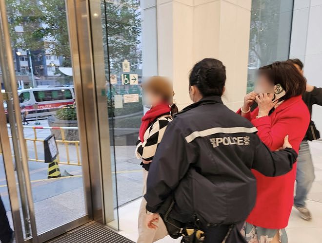 离谱!两男两女在香港要求提款100亿美元,结果…(图) - 1