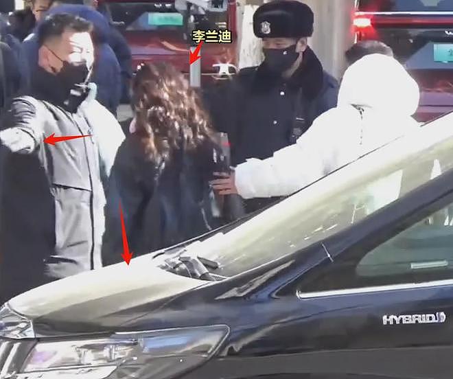 明星春晚联排素质全暴露!下车不随手关门,助理又当苦力又当丫鬟(组图) - 17