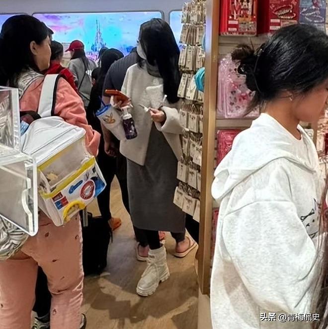 张柏芝带小儿子现身机场!戴大金镯很阔气,小儿子背影很乖巧(组图) - 14