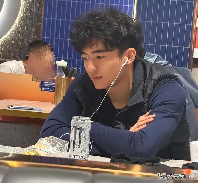 张柏芝带小儿子现身机场!戴大金镯很阔气,小儿子背影很乖巧(组图) - 12