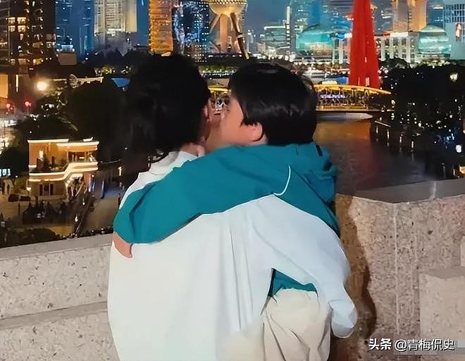张柏芝带小儿子现身机场!戴大金镯很阔气,小儿子背影很乖巧(组图) - 15