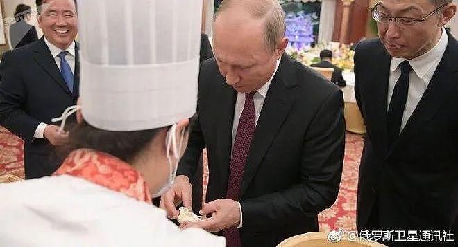 斯塔默筷子夹云南菜、普京做煎饼果子、默克尔炫宫保鸡丁、卡梅伦鸳鸯锅只吃红汤……这份外国政要菜单看饿了（组图） - 2