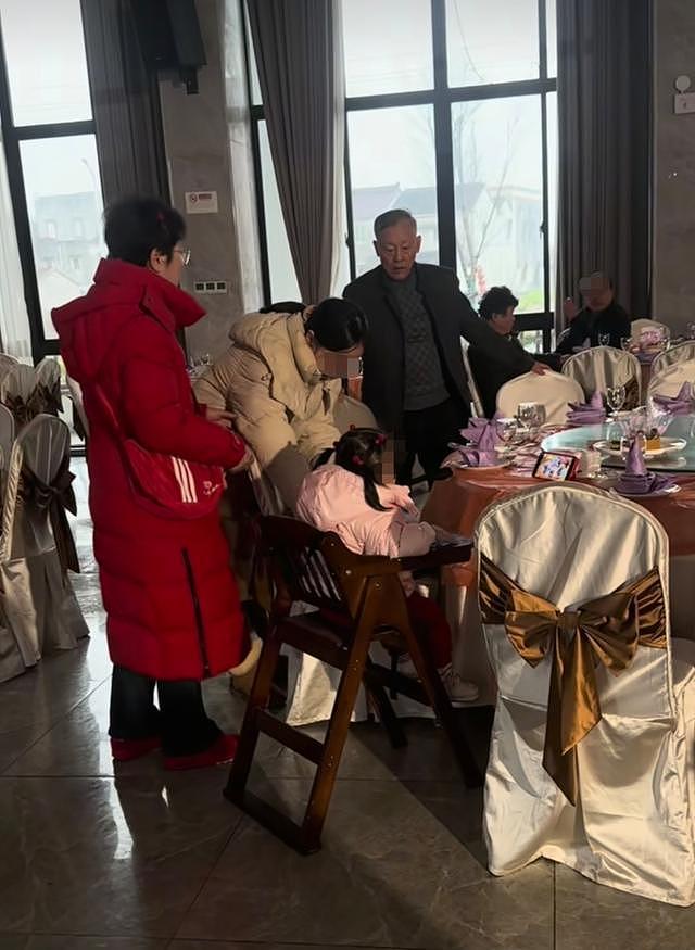 林允爸爸妈妈喝喜酒被偶遇，看起来很朴实，带着一个可爱的小女孩（组图） - 13