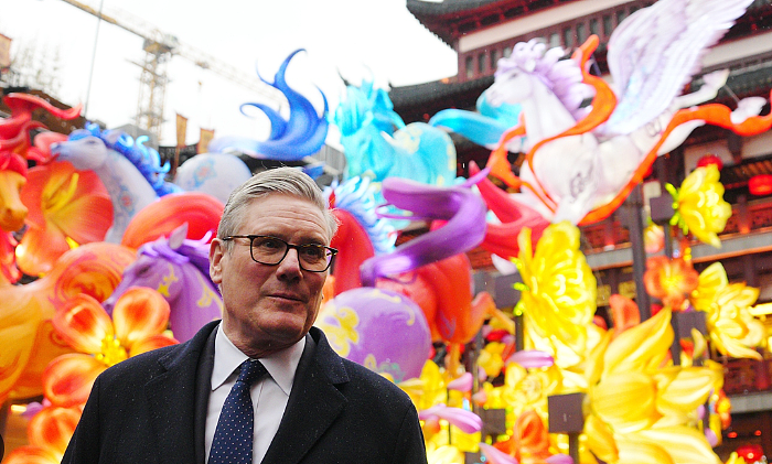 英首相上海雨中漫步！逛豫园、买蝴蝶酥，释放了哪些重大信号？（组图） - 2