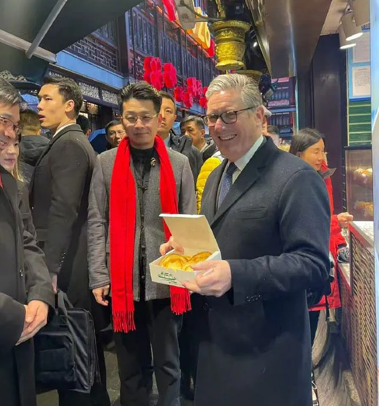 斯塔默:“我会用筷子,而且经验丰富”;约140人的访华团在北京云南菜馆用餐时全员用筷子(组图) - 2