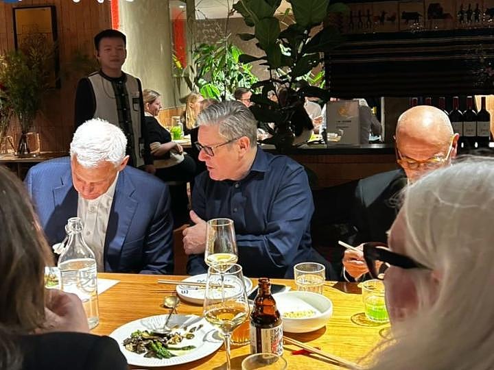 英国访华团140人全员用筷子 店方：备了刀叉没让上 - 1