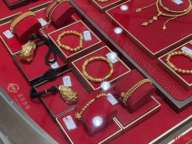 金价暴跌后实探北京金店:有消费者拖行李箱“抄底”,回收变现需排队3个半小时(组图) - 2