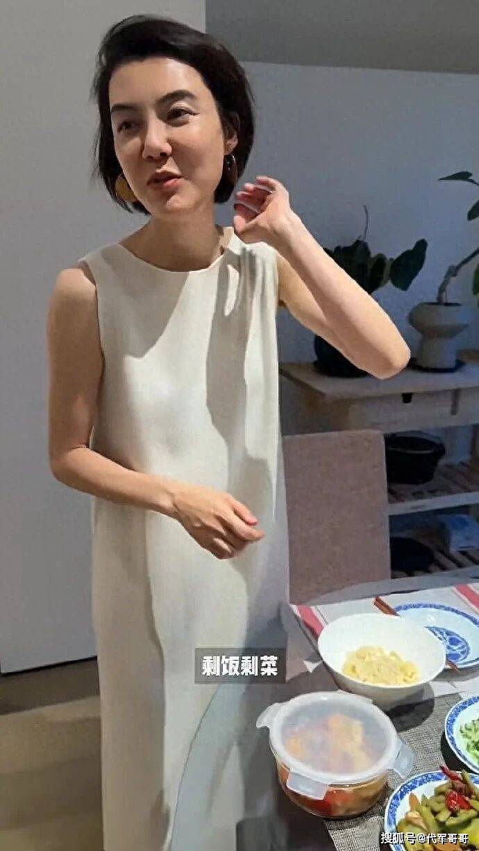 43岁车晓在北京别墅庆生，用剩菜饭招待闺蜜惹争议（组图） - 2