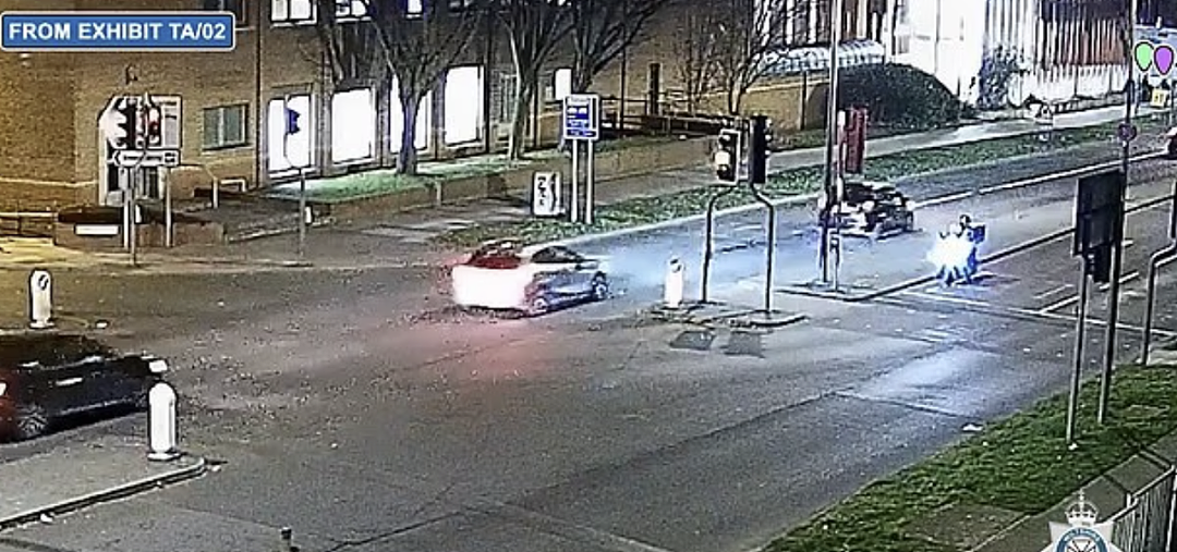 恐怖！17岁少女当街被拖走，公车乘客集体跳车救人，凶手还不死心继续尾随（组图） - 2