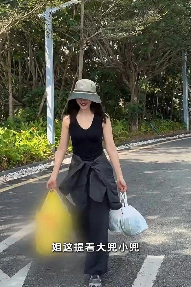 47岁高圆圆自驾游海南，穿无袖黑背心露大粗臂，捡松果碰见羊粪蛋（组图） - 2