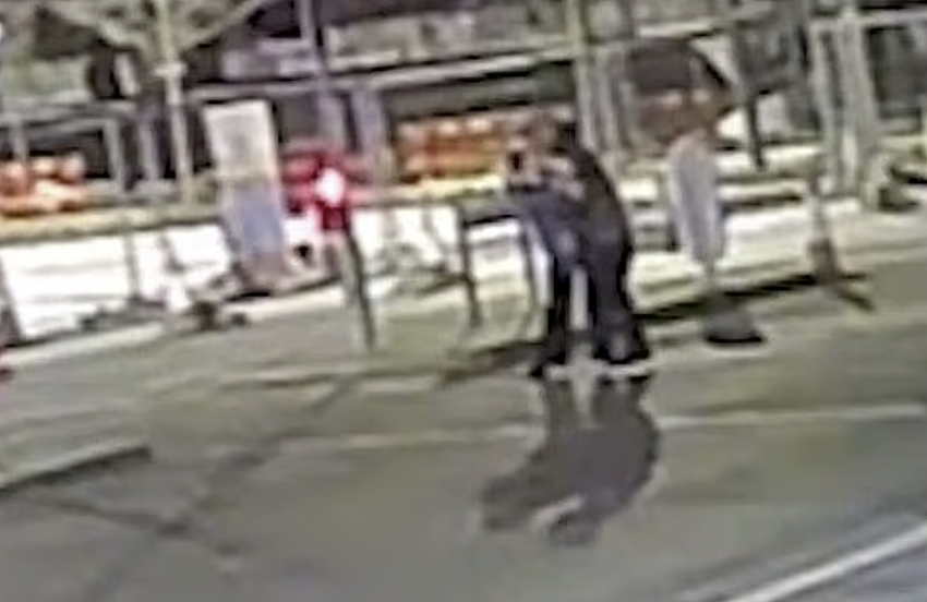 恐怖！17岁少女当街被拖走，公车乘客集体跳车救人，凶手还不死心继续尾随（组图） - 1