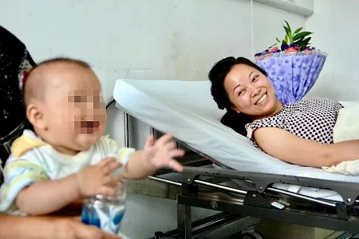 杭州一女童从10楼掉落，女子不顾危险徒手接住，导致胳膊粉碎性骨折，因把20万奖励留作自用，遭到非议，如今她怎么样了（组图） - 5